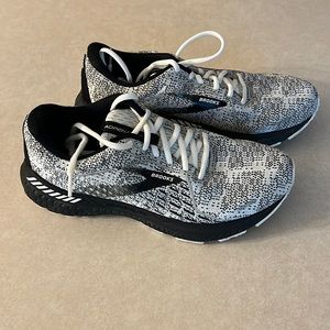 Gently used. Women’s size 9. Brooks adrenaline 21. Smoke free.